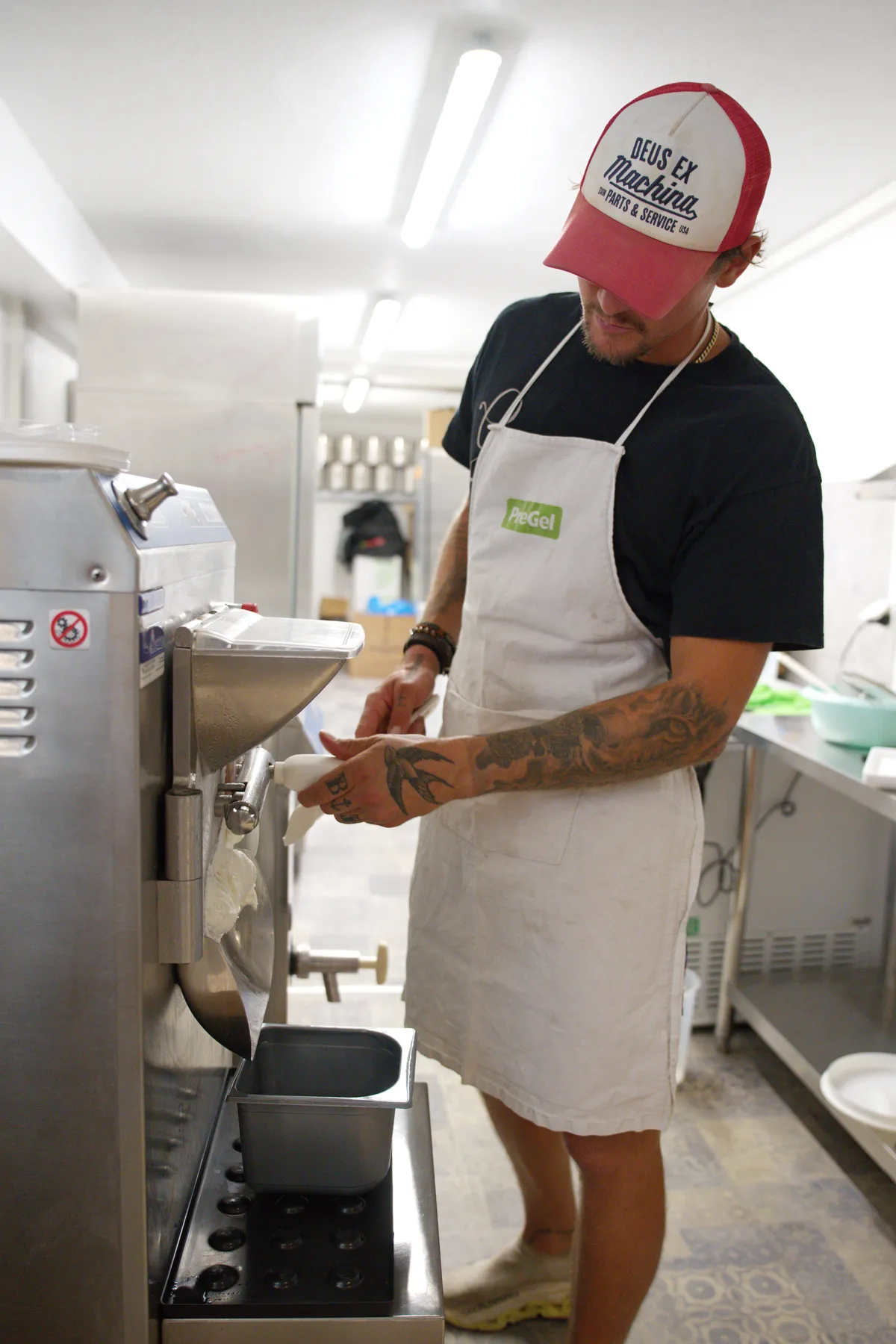 Ein paar Minuten warten, Schieber auf … Ein Mann steht an einer Glacemaschine.